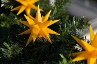 Novaliv Weihnachtsstern Dekostern | 12cm GELB | Innen und Aussen | LED Lampe mit Batteriefach | Weihnachtsdeko Stern beleuchtet