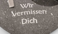 Novaliv Grabschmuck Herz Anthrazit mit Kreuz Spruch Wir vermissen Dich inkl. LED Grablicht Weiß Grabdeko Grabherz Wetterfest Grabdekoration Gedenkstein Teelichthalter Trauerstein