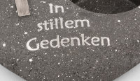 Novaliv Grabschmuck Herz Anthrazit mit Kreuz Spruch In stillem Gedenken inkl. LED Grablicht Weiß Grabdeko Grabherz Wetterfest Grabdekoration Gedenkstein Teelichthalter Trauerstein