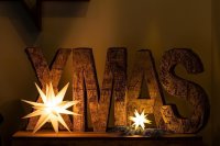 Novaliv 2er Sparset Weihnachtssterne LED Dekosterne 12cm + 16cm GELB ROT Timerfunktion nur Innen mit 1,5m Kabel und Batteriefach für 3 AA Batterien 3D Stern 18 Zackig Leuchtstern LED Weihnachtslicht