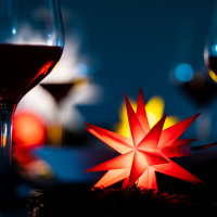 Novaliv Weihnachtsstern LED Dekosterne 2er Sparset Rot 16cm Timerfunktion Innen & Außen mit 1,5m Kabel und Batteriefach für 3 AA Batterien 3D Stern 18 Zackig Leuchtstern LED Weihnachtsbeleuchtung